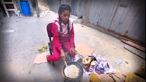 على نار الحطب.. طفلة في العاشرة تعد 30 رغيف خبز يوميا لإطعام أسرتها وسط حرب غزة