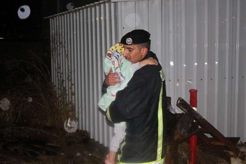 الدفاع المدني ينقذ عددا من الأشخاص داهمتهم مياه الأمطار في محافظة معان