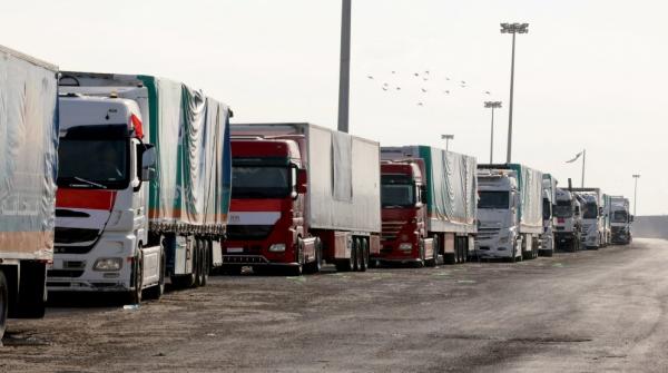 100 شاحنة مساعدات غذائية جاهزة لدخول غزة مع بدء الهدنة