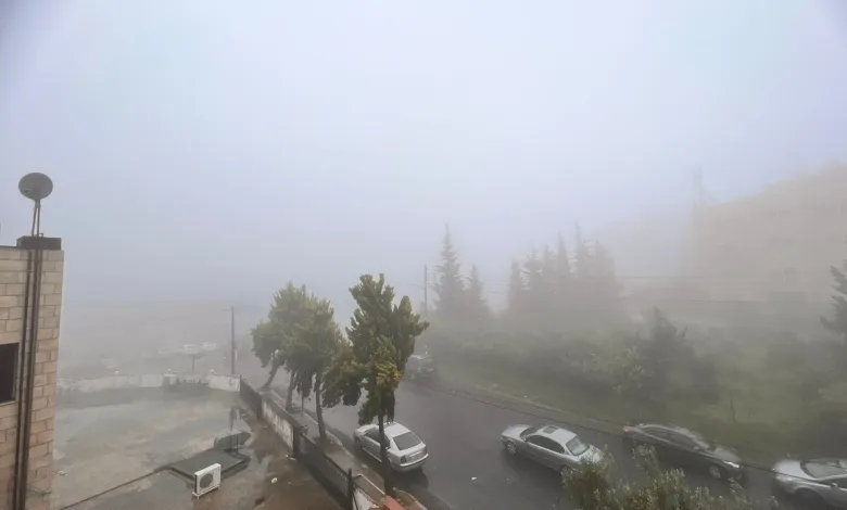 هطول للأمطار والضباب يلف مناطق واسعة من عمان