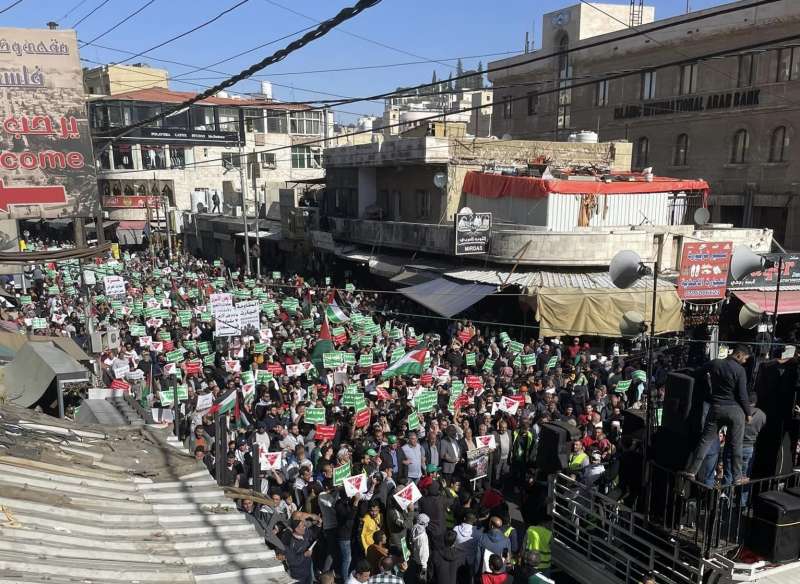 آلاف الاردنيين في وسط البلد دعما للمقاومة وللمطالبة بإلغاء الاتفاقيات مع الاحتلال  فيديو وصور