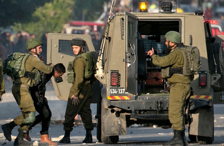 الاحتلال يعتقل عددا من الفلسطينيين باقتحامات في الضفة والقدس