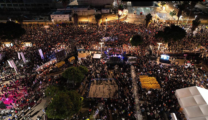 عشرات آلاف الصهاينة يتظاهرون في تل ابيب ويطالبون حكومتهم بـ دفع ثمن تحرير الاسرى