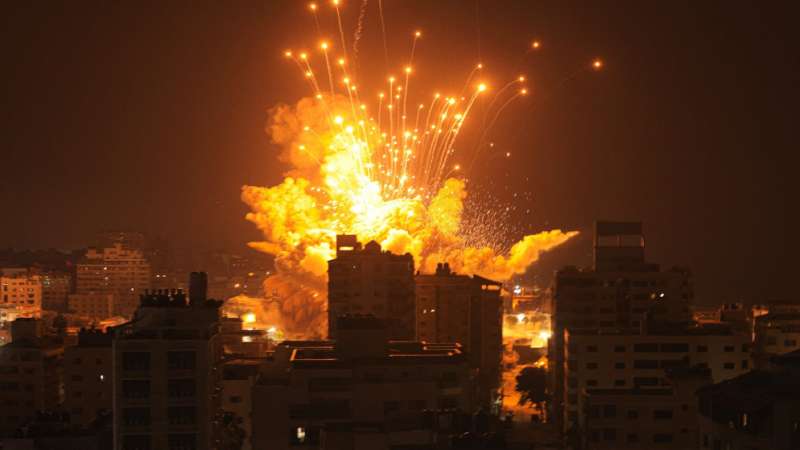 عشرات الشهداء والجرحى في قصف ليلي عنيف على قطاع غزة