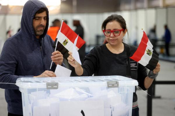 المصريون يتوجهون لإنتخاب رئيس من بين 4 مرشحين (أسماء)
