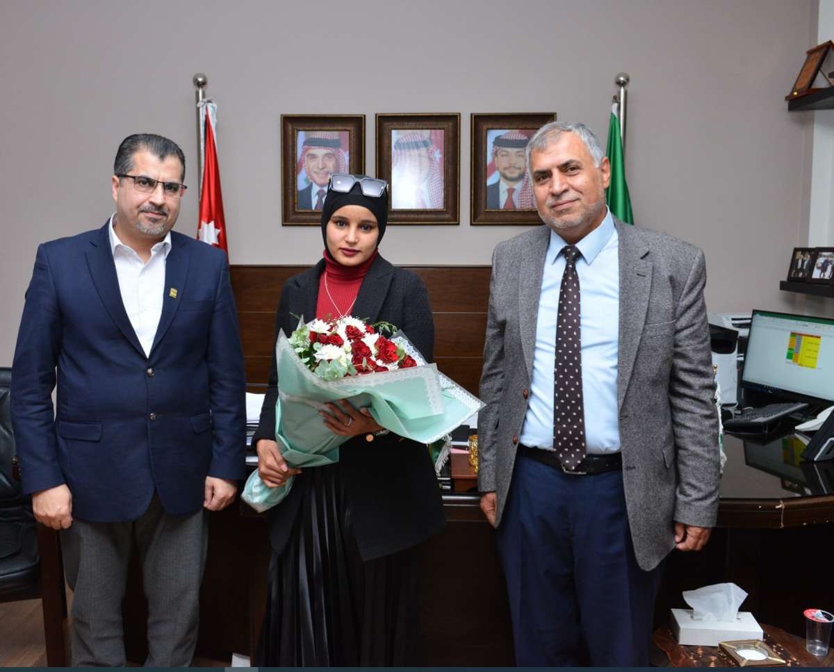 رئيس جامعة البترا يكرم الطالبة سمية أبو غانم لفوزها بمسابقة مكتبة جامعة البترا للطلبة الأكثر استعارة للكتب