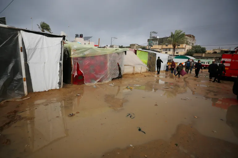 غزارة الأمطار بغزة تفاقم معاناة النازحين وتزيد المخاوف من تفشي الأمراض