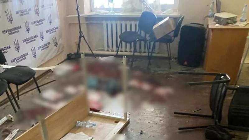 نائب يفجر 3 قنابل خلال اجتماع مجلس محلي في أوكرانيا