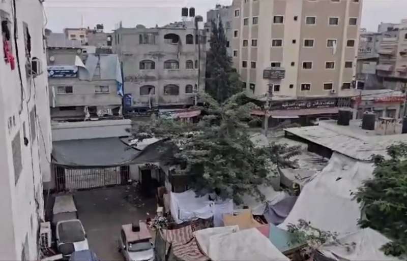 الاحتلال يدفن مرضى ونازحين أحياء بساحة مستشفى كمال عدوان