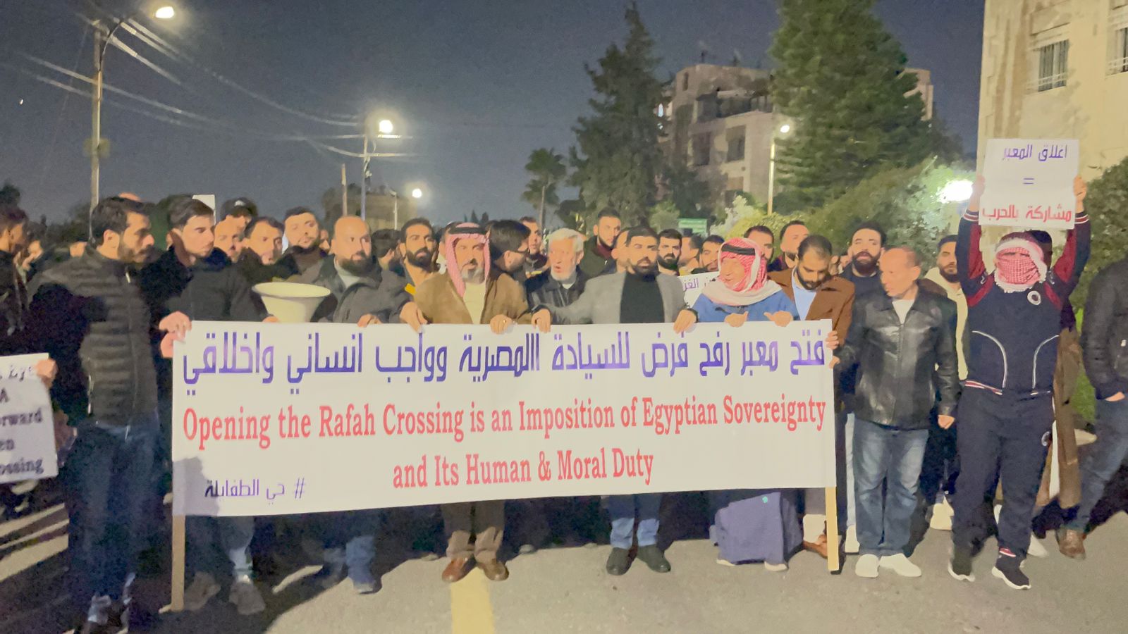 ابناء حي الطفايلة يعتصمون امام السفارة المصرية للمطالبة بفتح معبر رفح - صور