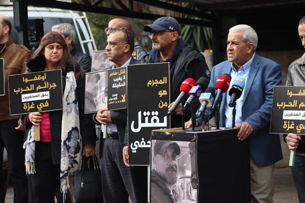 صحفيون اردنيون يعتصمون امام مكتب قناة الجزيرة تنديدا بجريمة اغتيال سامر ابو دقة - صور