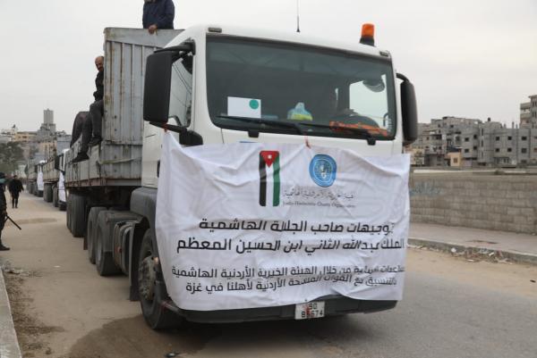 قافلة مساعدات تصل المستشفى الميداني الأردني في جنوب غزة