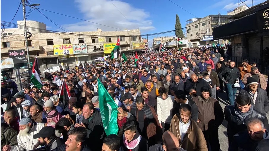 مسيرات واعتصامات في عدة محافظات تطالب بكسر الحصار عن غزة، والغاء الاتفاقيات مع الاحتلال