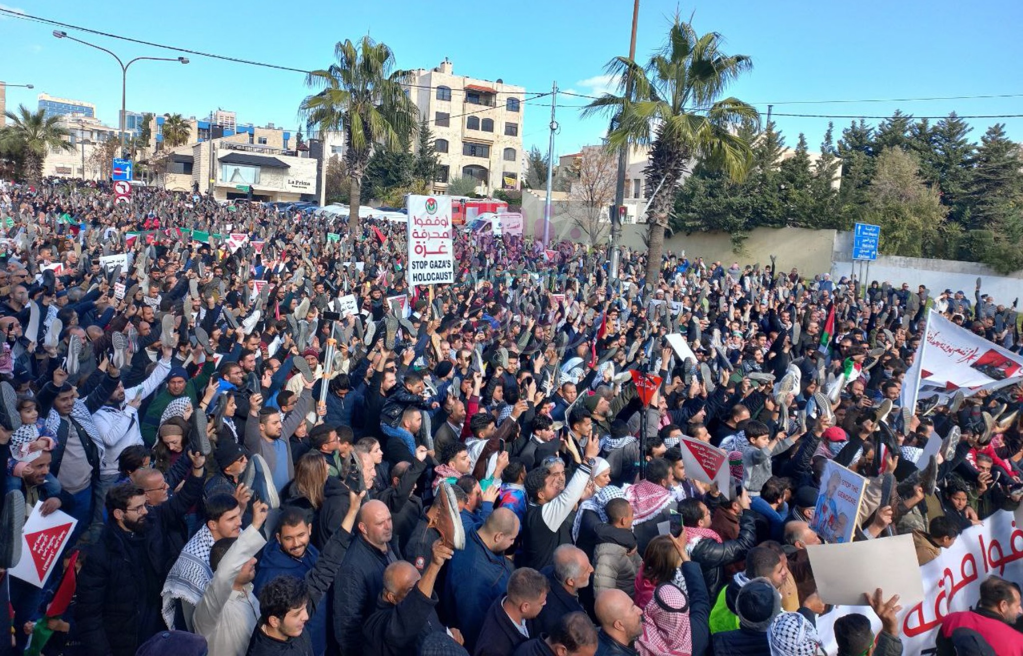 آلاف الاردنيين قرب السفارة الامريكية: يا غولاني يا جبان.. هذا الصوت من عمان - فيديو وصور