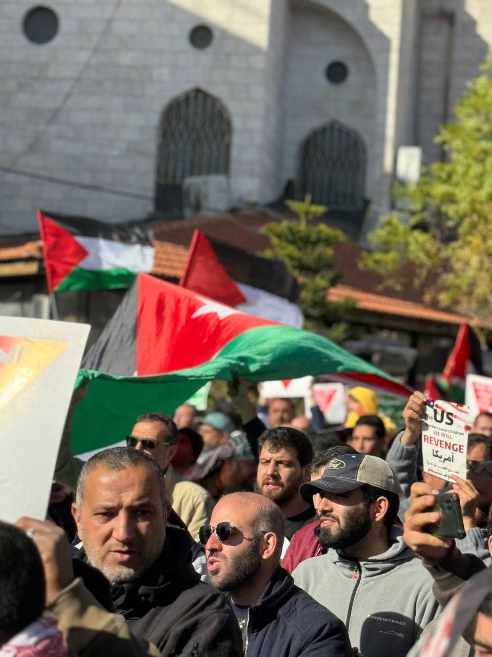 آلاف الاردنيين قرب السفارة الامريكية: يا غولاني يا جبان.. هذا الصوت من عمان - فيديو وصور