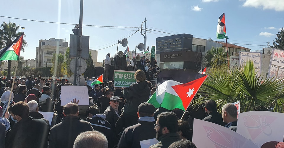 آلاف الاردنيين قرب السفارة الامريكية: يا غولاني يا جبان.. هذا الصوت من عمان - فيديو وصور