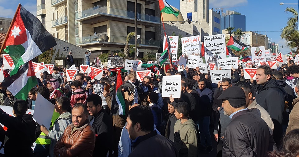 آلاف الاردنيين قرب السفارة الامريكية: يا غولاني يا جبان.. هذا الصوت من عمان - فيديو وصور