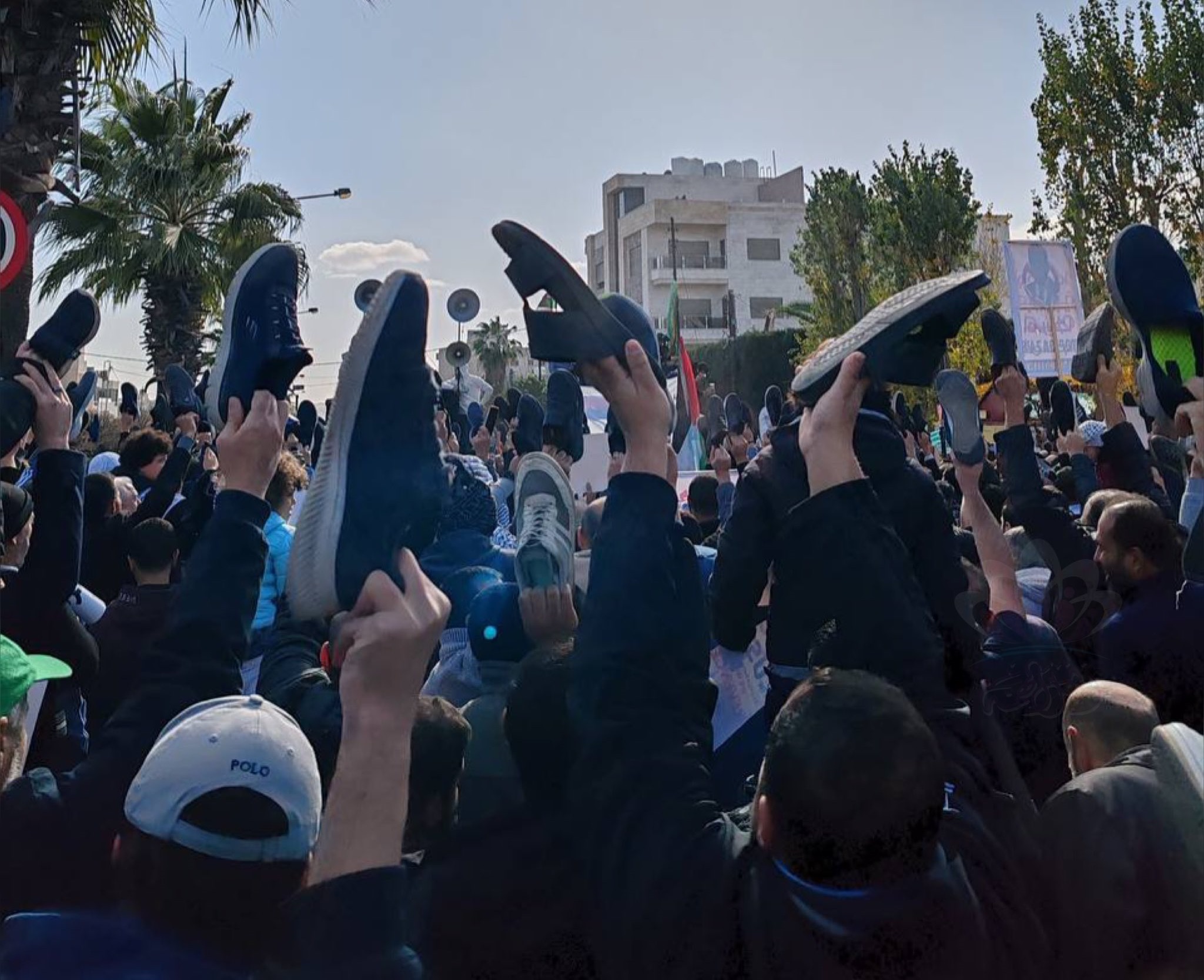 آلاف الاردنيين قرب السفارة الامريكية: يا غولاني يا جبان.. هذا الصوت من عمان - فيديو وصور