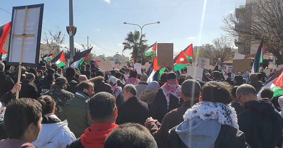 آلاف الاردنيين قرب السفارة الامريكية: يا غولاني يا جبان.. هذا الصوت من عمان - فيديو وصور