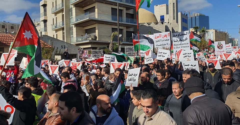 آلاف الاردنيين قرب السفارة الامريكية: يا غولاني يا جبان.. هذا الصوت من عمان - فيديو وصور