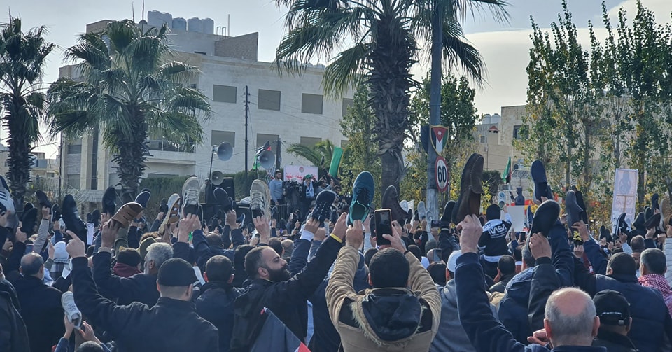 آلاف الاردنيين قرب السفارة الامريكية: يا غولاني يا جبان.. هذا الصوت من عمان - فيديو وصور