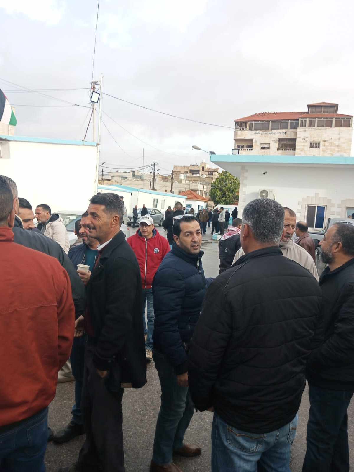 اعتصام واضراب عن العمل في شركة مياه اليرموك ومطالبات باقالة هيئة المديرين - صور
