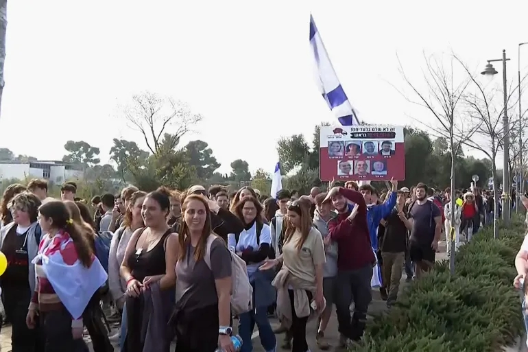آلاف الإسرائيليين يشاركون بمسيرة للإفراج عن الأسرى بغزة