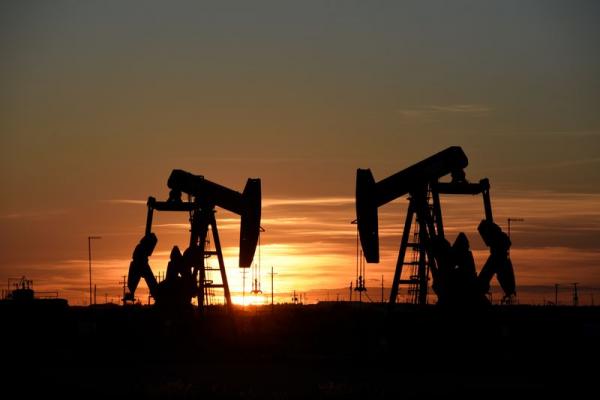 أسعار النفط تتجه لإنهاء 2023 على انخفاض 10 بالمئة
