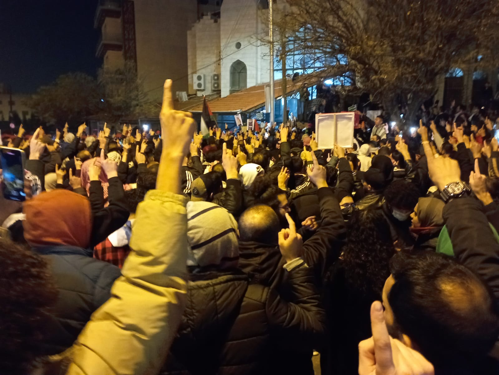 الاردن.. اعتصام حاشد قرب سفارة الولايات المتحدة احتجاجا على الارهاب الامريكي - صور