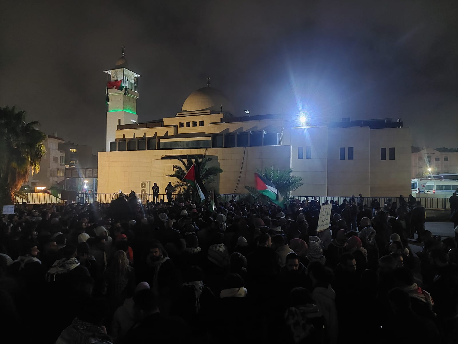 مئات الاردنيين قرب سفارة الاحتلال ينددون باغتيال صالح العاروري ويدعمون المقاومة  صور