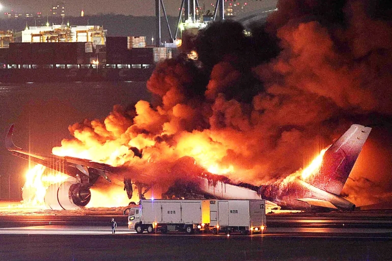 التلفزيون الياباني: إجلاء الركاب من طائرة مشتعلة بمطار طوكيو بعد اصطدامها بطائرة أخرى