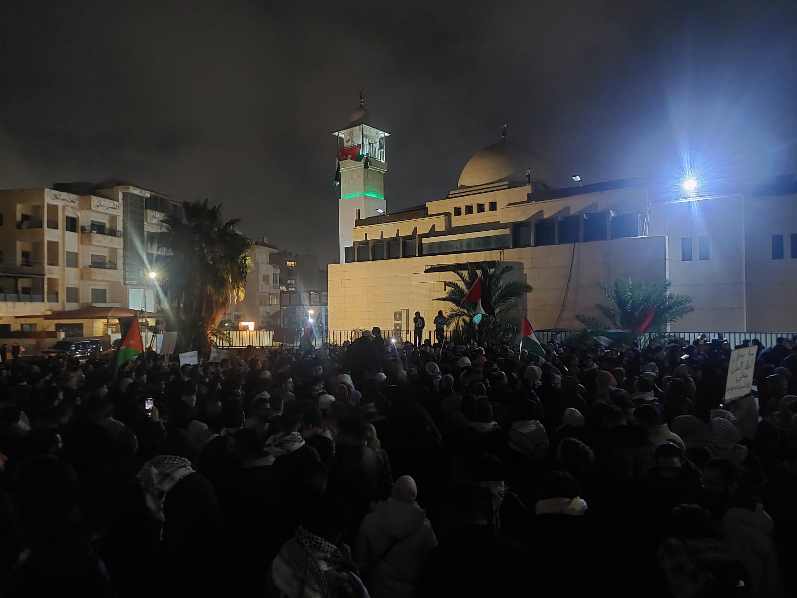 مئات الاردنيين قرب سفارة الاحتلال ينددون باغتيال صالح العاروري ويدعمون المقاومة - صور