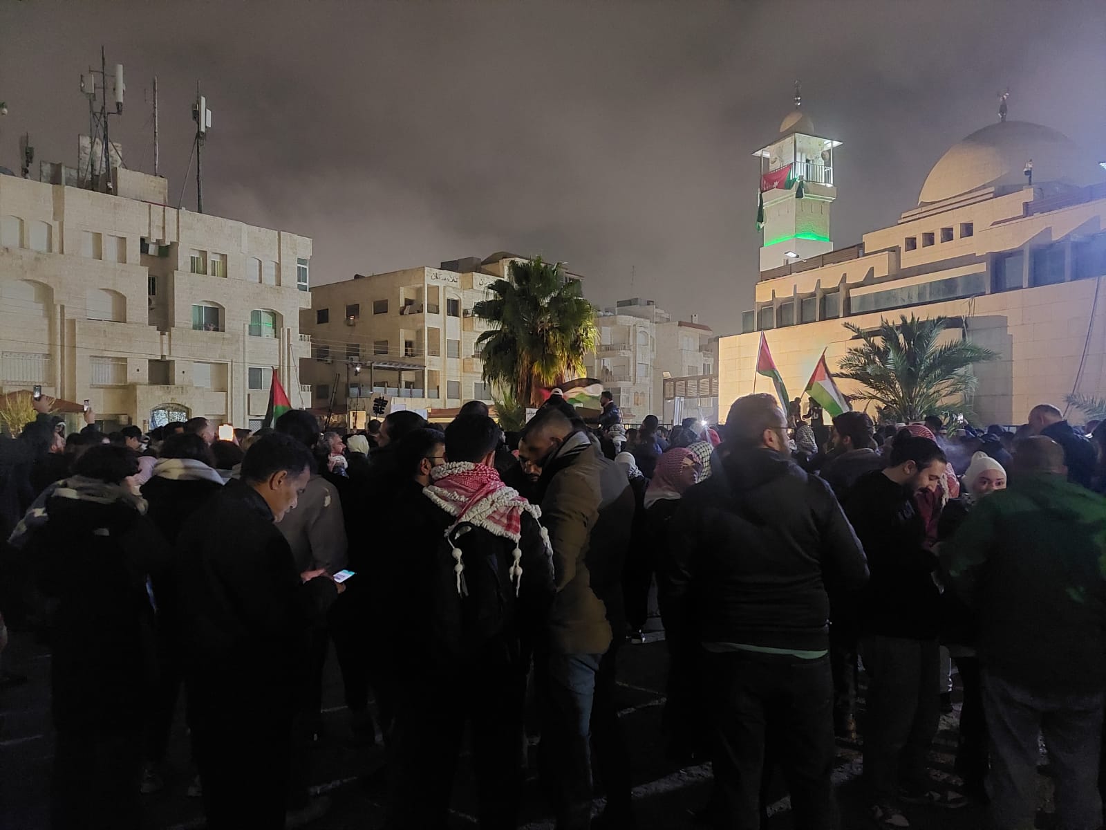 مئات الاردنيين قرب سفارة الاحتلال ينددون باغتيال صالح العاروري ويدعمون المقاومة - صور