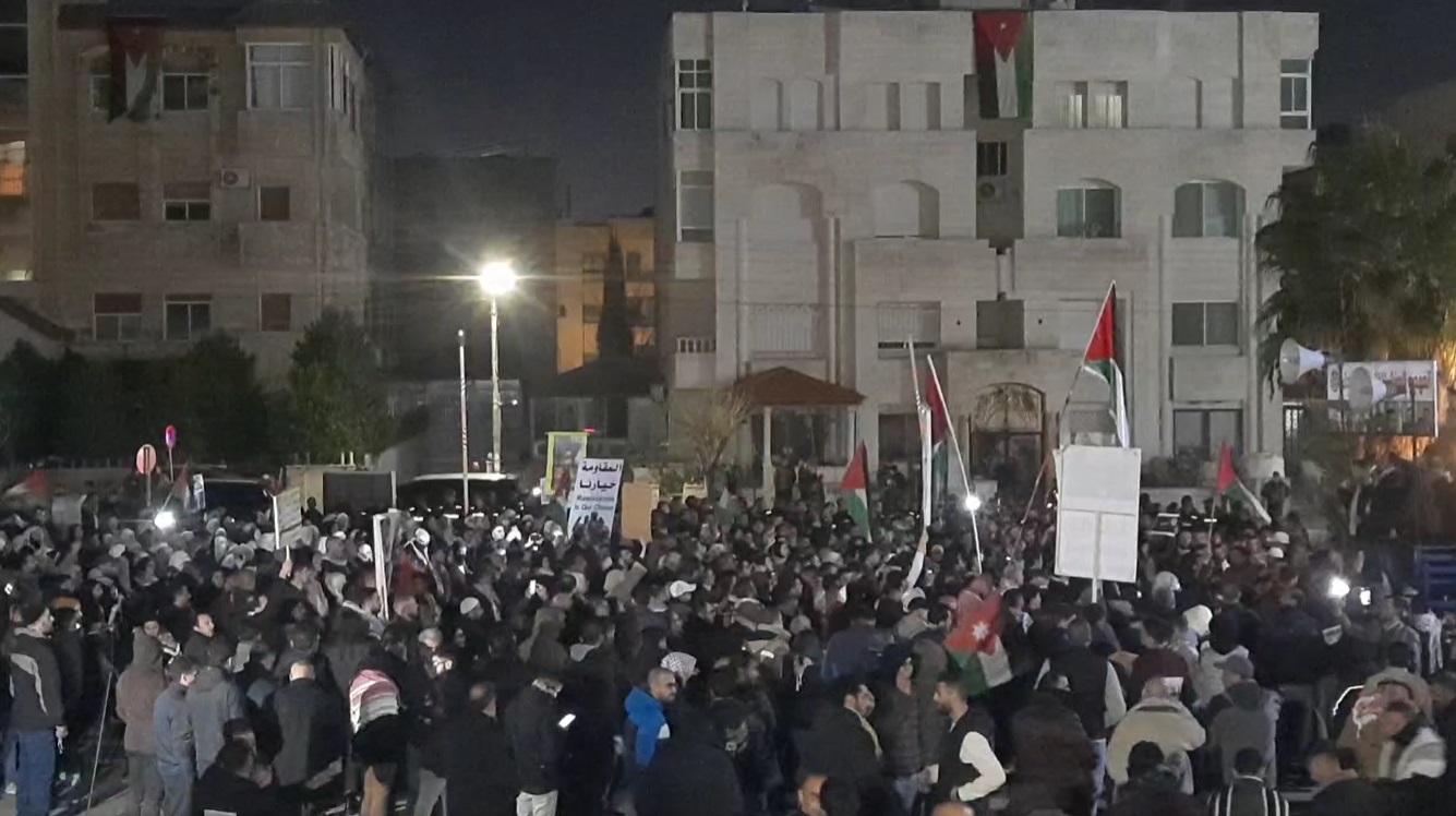 مئات الاردنيين قرب سفارة الاحتلال: العاروري وصّانا.. نفدي الأقصى بدمانا