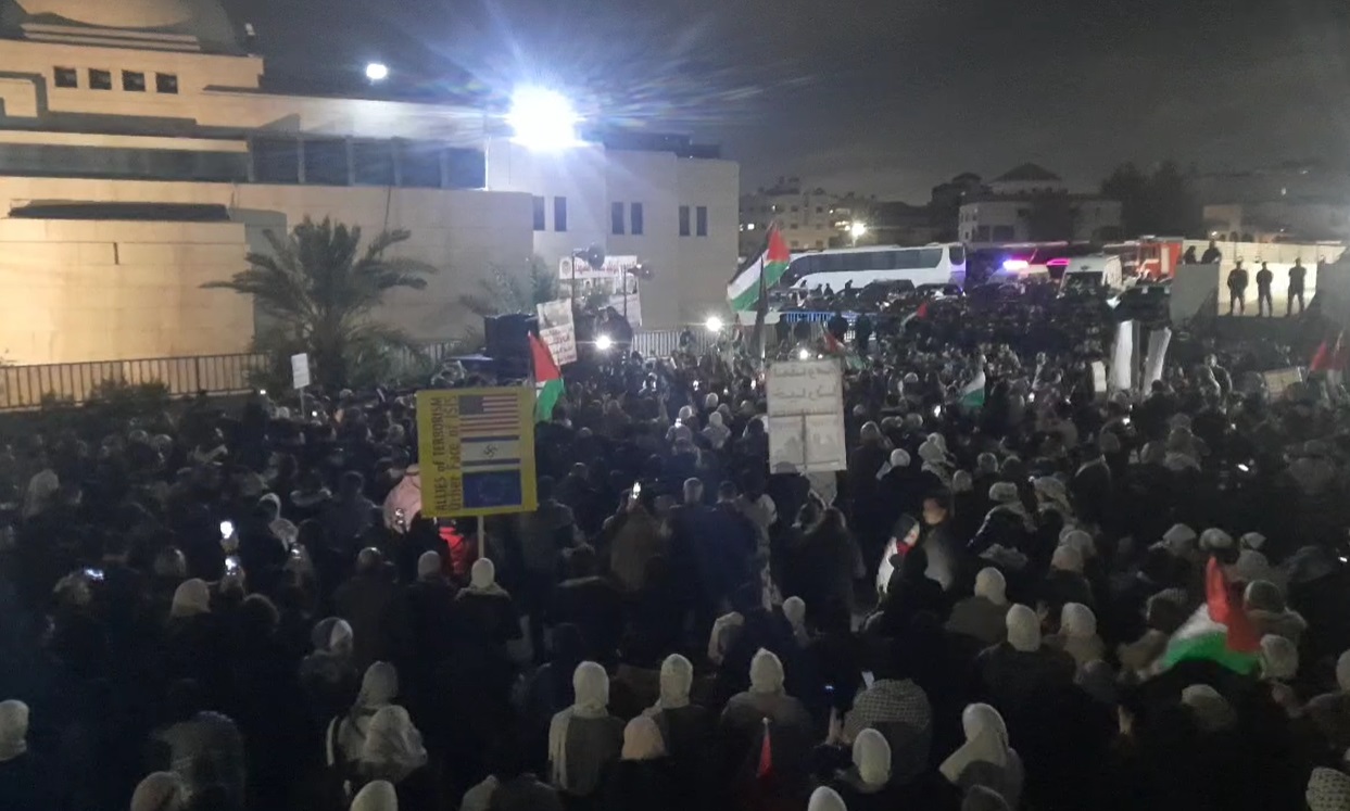 مئات الاردنيين قرب سفارة الاحتلال: العاروري وصّانا.. نفدي الأقصى بدمانا