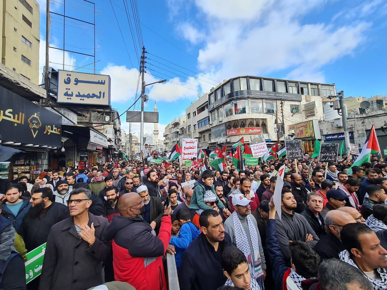 آلاف الاردنيين في وسط البلد: الانتقام الانتقام.. للعاروري يا قسام - صور