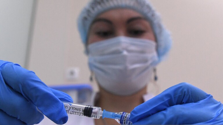 بعد ارتفاع الإصابات بفيروس كورونا.. الصحة العالمية تدعو لارتداء الأقنعة والتطعيم