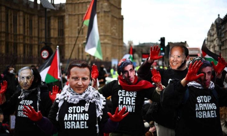 متظاهرون مؤيدون للفلسطينيين يغلقون جسرا أمام البرلمان البريطاني