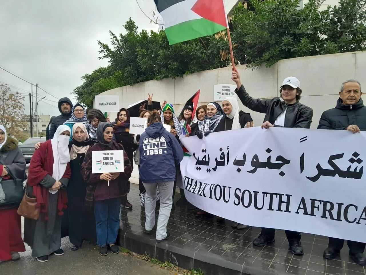 اعتصام امام سفارة جنوب افريقيا في عمان.. والمشاركون يسلمون السفيرة رسالة