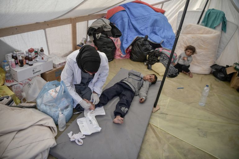 طبيبة تتبرع بمداواة جراح نازحي غزة في خيمة علاجية