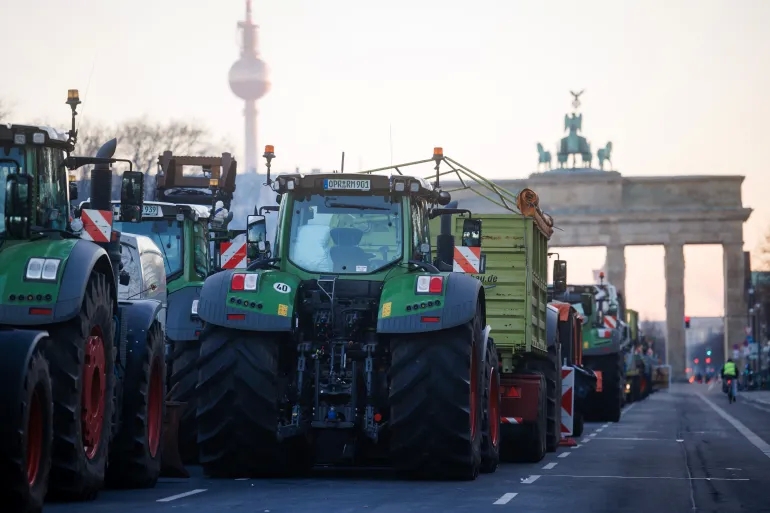 احتجاجات ضخمة تشلّ الطرقات.. ماذا يجري في ألمانيا؟