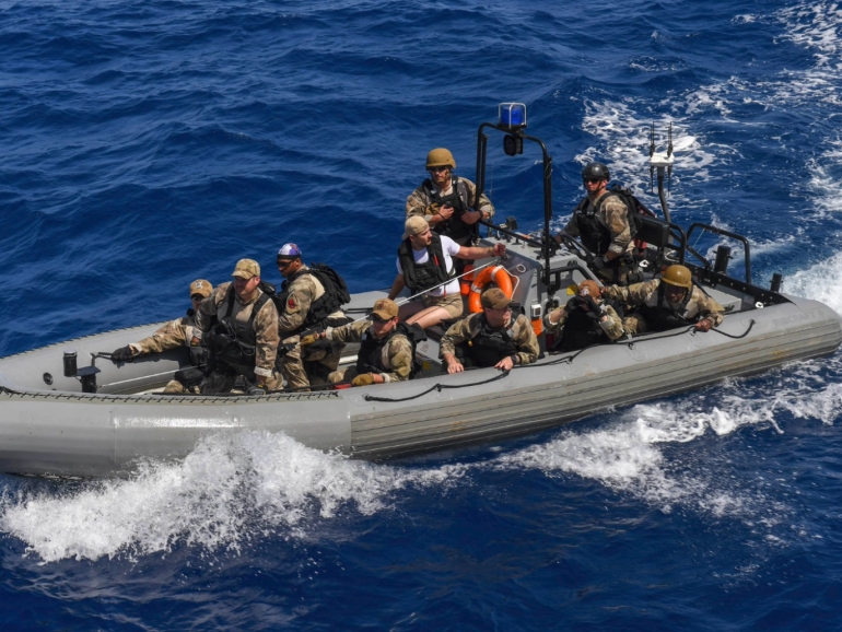 أسوشيتد برس: فقدان اثنين من البحرية الأميركية قبالة سواحل الصومال