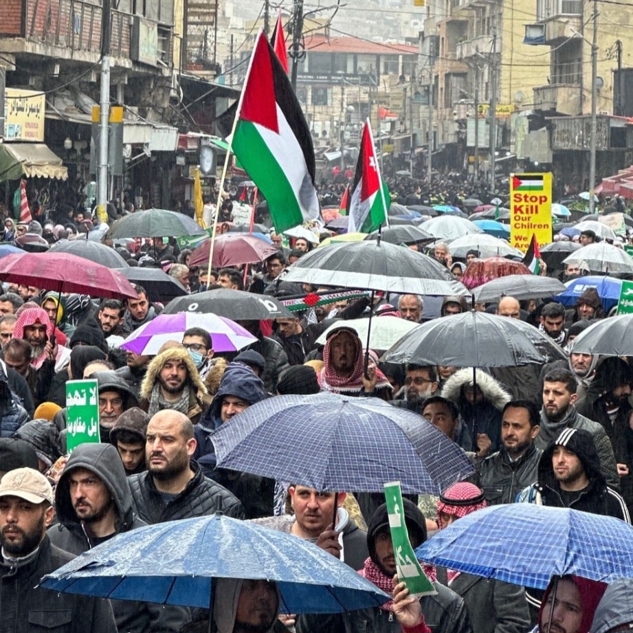 رغم البرد والامطار.. آلاف الاردنيين في وسط البلد دعما للمقاومة ورفضا للتهجير