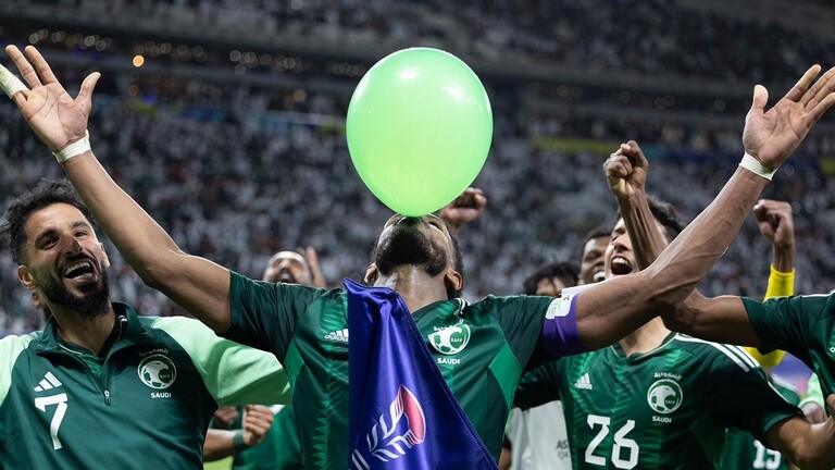 سر الاحتفال بـالبالون.. البليهي يوجه رسالة لجماهير المنتخب السعودي بعد الهدف القاتل (فيديو)