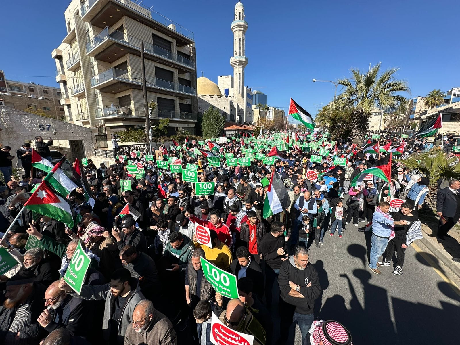 آلاف الاردنيين قرب السفارة الامريكية: لا للوطن البديل.. غزة بترفض التهجير - صور