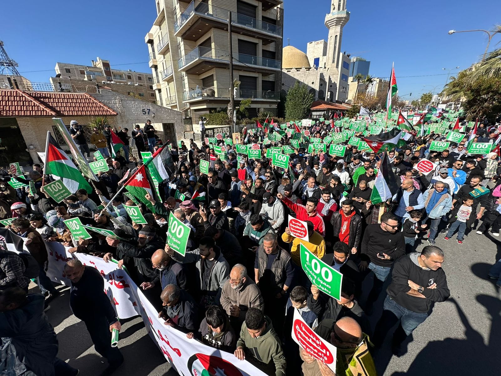 آلاف الاردنيين قرب السفارة الامريكية: لا للوطن البديل.. غزة بترفض التهجير - صور