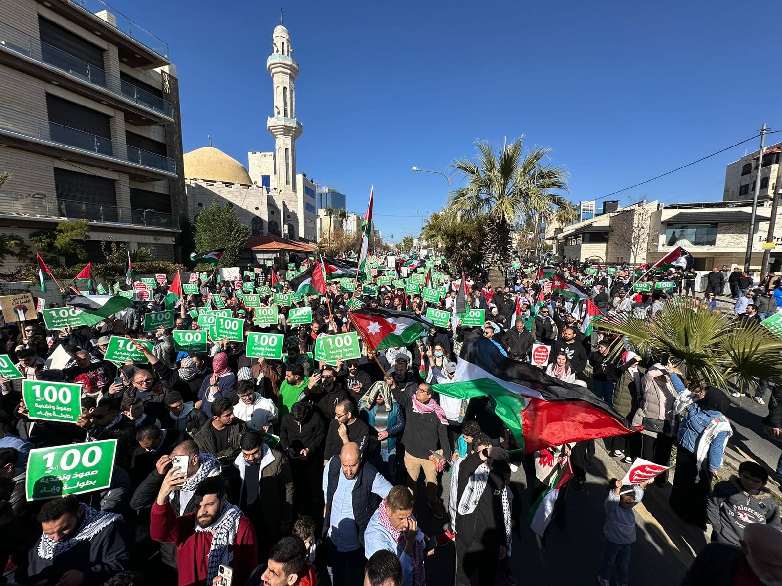 آلاف الاردنيين قرب السفارة الامريكية: لا للوطن البديل.. غزة بترفض التهجير - صور