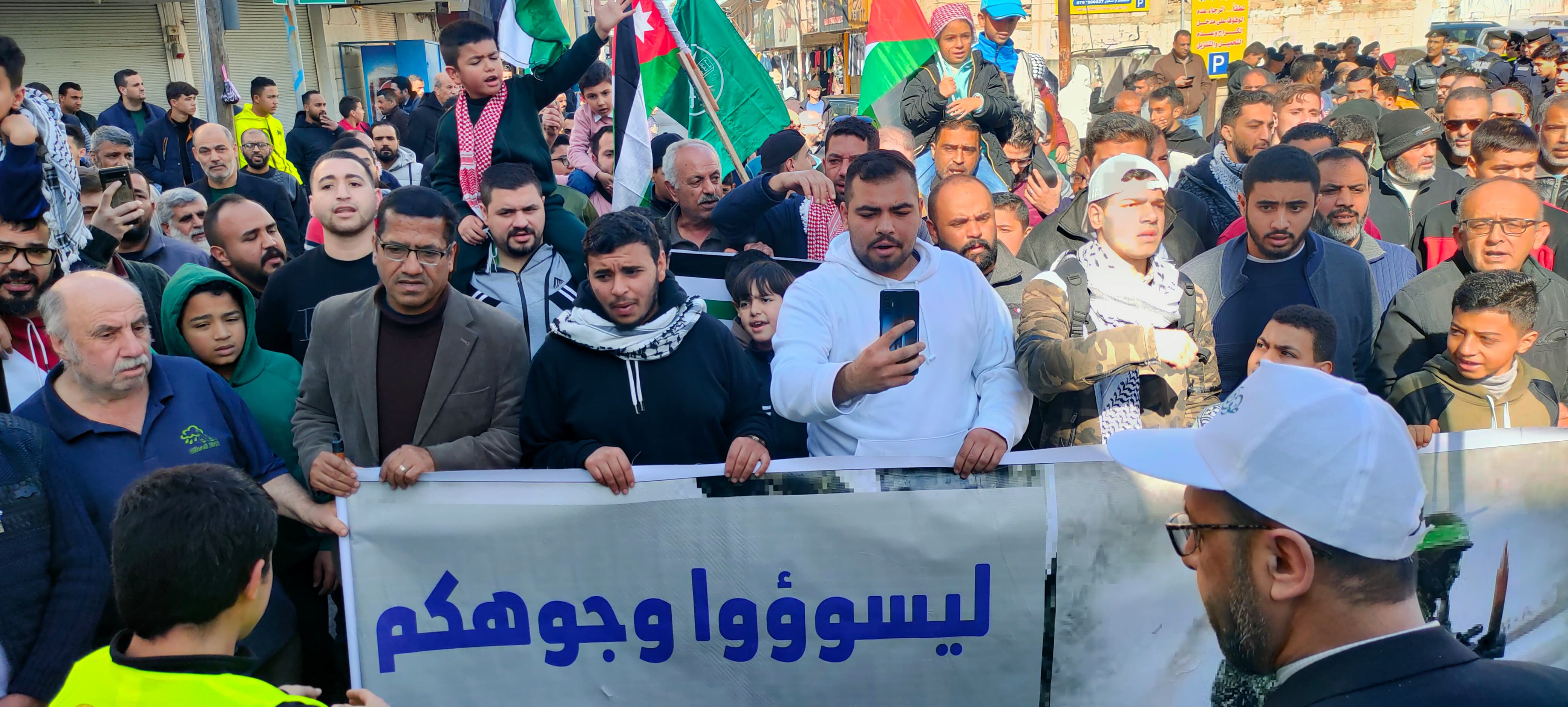 المئات في اربد ينددون بالتخاذل الرسمي العربي.. ويدعمون المقاومة