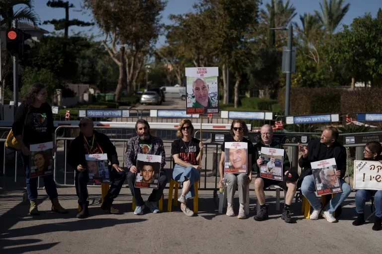 اعتقالات واعتصام متواصل أمام منزل نتنياهو: دورك هو منع قتل المزيد من الاسرى!