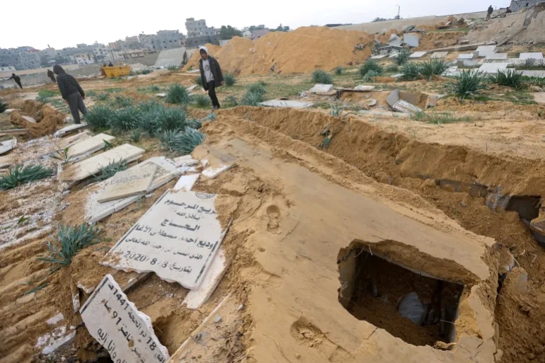 تدمير مقابر غزة وسرقة الجثث جريمة حرب جديدة في سجل الاحتلال